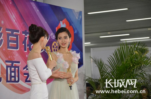 杨颖凭《寻龙诀》获百花奖最佳女配角。长城网 王潇 摄