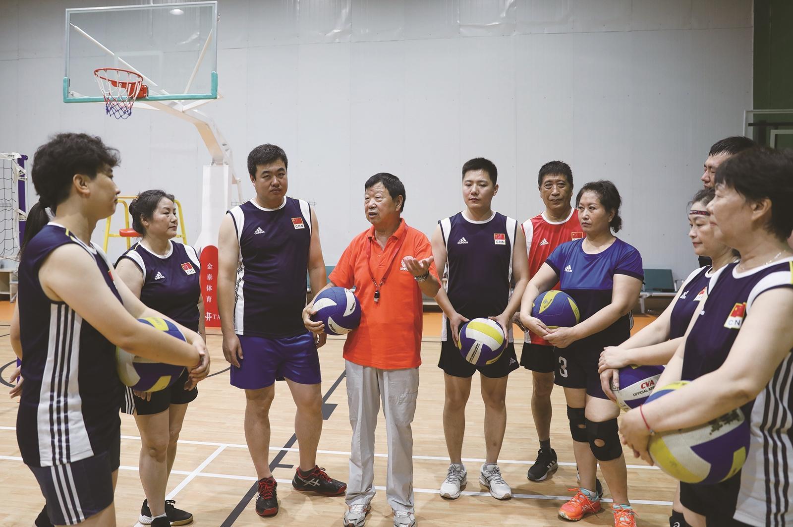 古稀教练李跃辉和他的“快乐排球队”